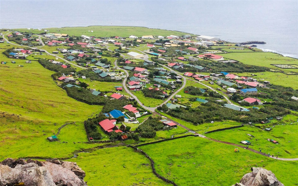 Πώς είναι η ζωή στο πιο απομακρυσμένο νησί του κόσμου