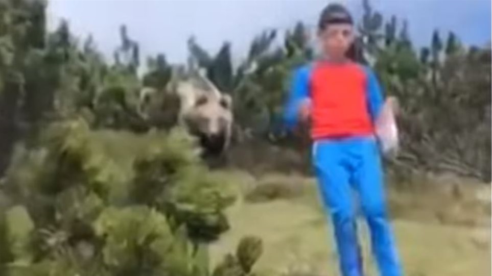 Ιταλία: Δωδεκάχρονος τέρας-ψυχραιμίας κατέβηκε λόφο με μια αρκούδα στο κατόπι του! - Δείτε βίντεο