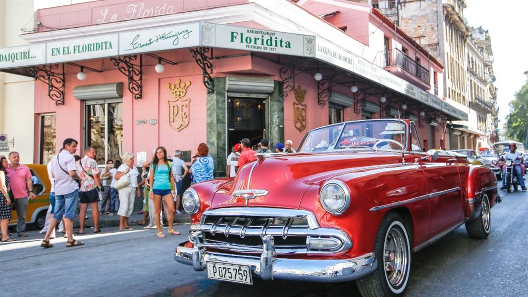 El Floridita: Σε αυτό το εμβληματικό μπαρ της Κούβας ο Έρνεστ Χέμινγουεϊ απολάμβανε παγωμένο daiquiri