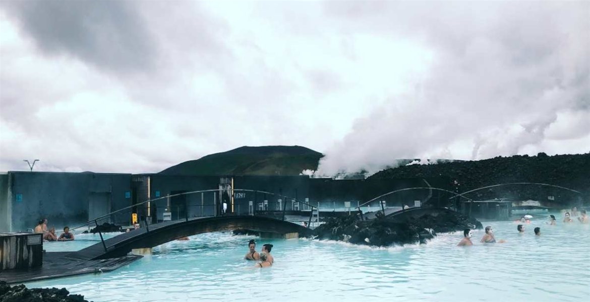 Μια γεωθερμική λίμνη με μπαρ στη Ισλανδία που αποτελεί το όνειρο κάθε ταξιδιώτη! 