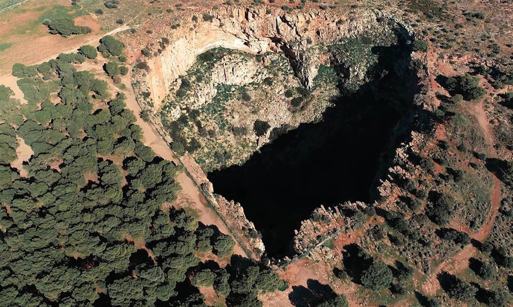 Ο γιγάντιος κρατήρας της Αττικής σε σχήμα καρδιάς (video)