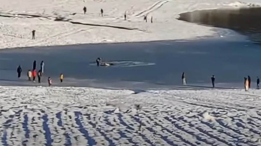 Καρδίτσα: Έσπασε ο πάγος στην επιφάνεια της λίμνης Πλαστήρα - Επισκέπτες βρέθηκαν μέσα στο νερό