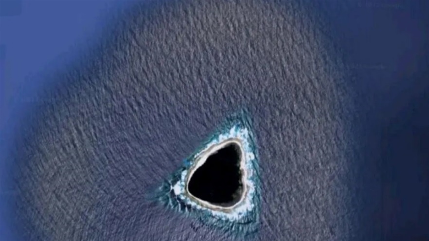 Απόκοσμες εικόνες: Τι συμβαίνει με το μαυρισμένο νησί στο Google Maps