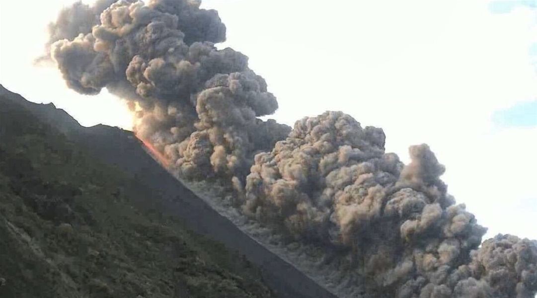 Ιταλία: Εξερράγη το ηφαίστειο Στρόμπολι - Πυκνοί μαύροι καπνοί στον ουρανό και λάβα στη θάλασσα