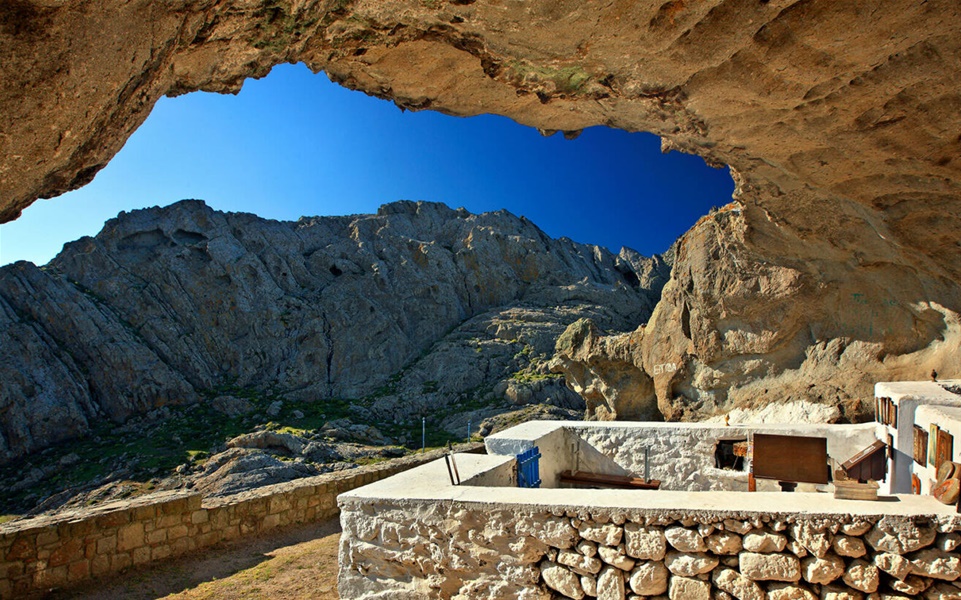 Πέντε ξωκλήσια λαξευμένα σε βράχους και σπηλιές που προκαλούν δέος