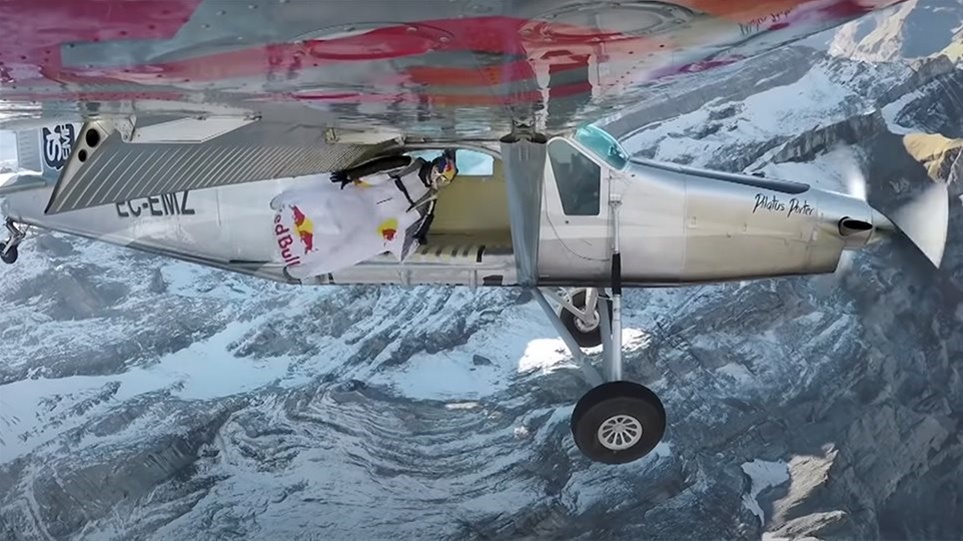 Απίστευτο βίντεο: Πήδηξαν μέσα σε αεροπλάνο την ώρα που αυτό πετούσε