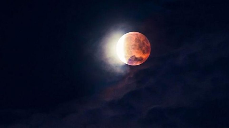 Πανσέληνος και έκλειψη παρασκιάς Σελήνης: Σήμερα το βράδυ το εντυπωσιακό φαινόμενο