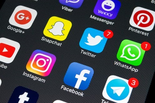 Έρευνα – «Κολλημένοι» με τα social media οι Έλληνες – Τουλάχιστον εννέα στα δέκα παιδιά 5-12 ετών μπαίνουν στο διαδίκτυο