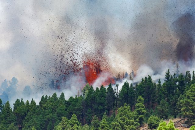 Ισπανία – Έκρηξη ηφαιστείου στη Λα Πάλμα – Ο στρατός στην επιχείρηση εκκένωσης