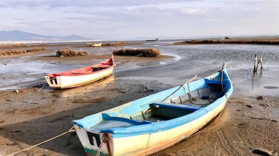 Σπάνιο φαινόμενο: Υποχώρησαν τα νερά από τον Θερμαϊκό Κόλπο μέχρι το Καβούρι και τη Ραφήνα 