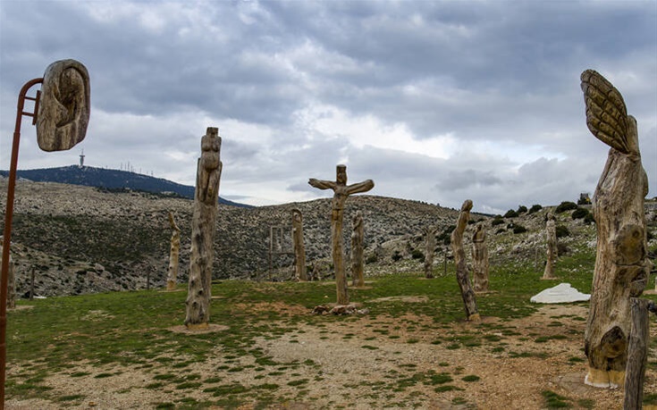 Το ανατριχιαστικό «Πάρκο των Ψυχών», 40 λεπτά από την Αθήνα Δέος και ανατριχίλα στο εναλλακτικό υπαίθριο μουσείο της Πάρνηθας