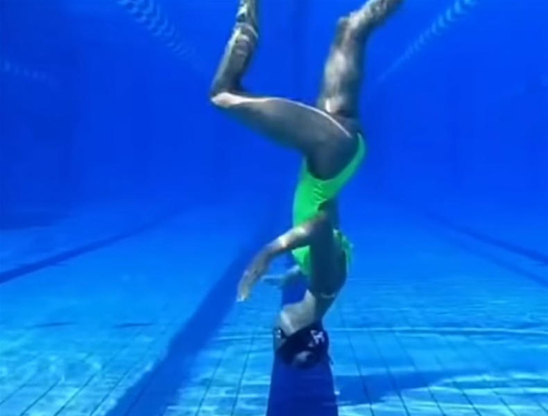 Απίστευτη Σλοβάκα κολυμβήτρια «περπατάει» κάτω από το νερό