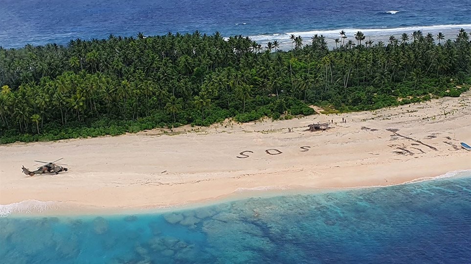 Τρεις ναυαγοί σε νησί του Ειρηνικού σώθηκαν από το... SOS που έγραψαν στην άμμο!
