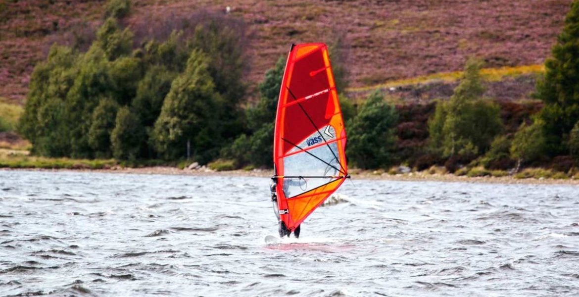 Μια 82χρόνη windsurfer στην Κεφαλονιά που μας βάζει τα γυαλιά 